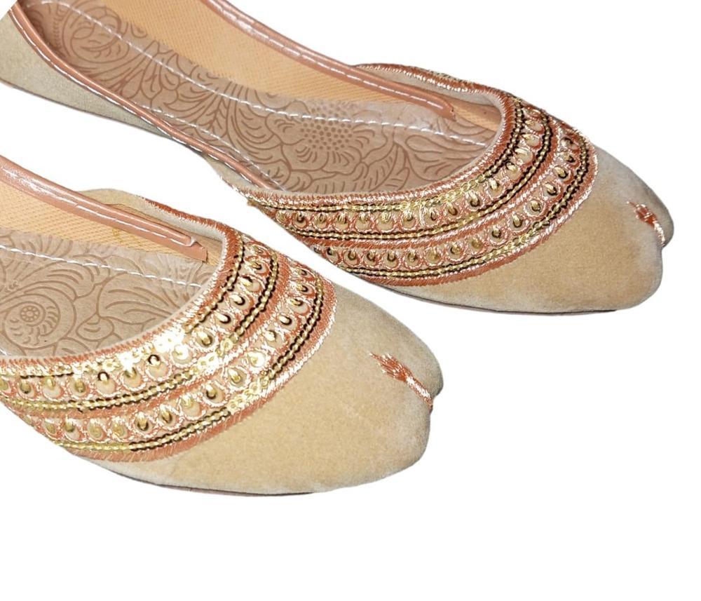 Women's Velvet Embroidered Khussa