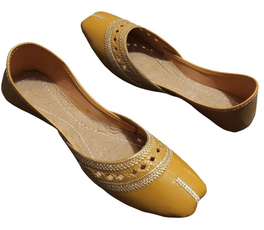 Women's Velvet Embroidered Khussa