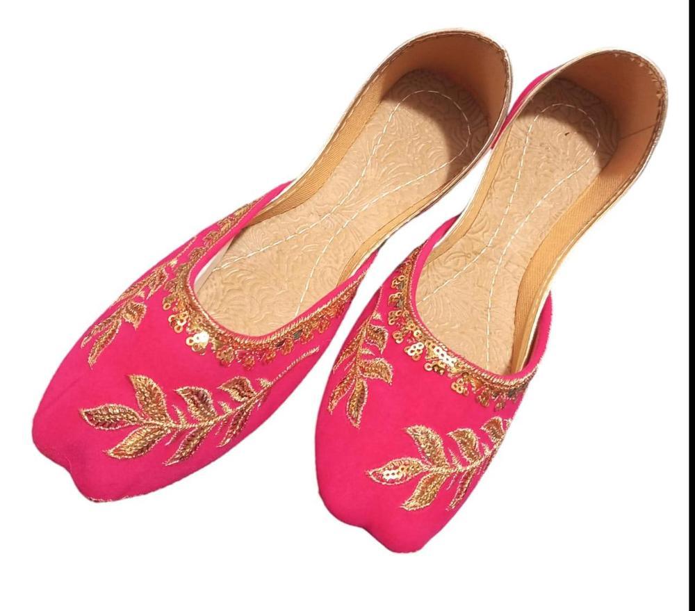 Women's Velvet Embroidered Khussa