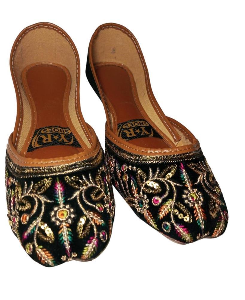 Women's Velvet Embroidered Khussa