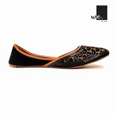 Stylish Women's Canvas Khussa with Thread Work