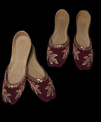 Women's Velvet Embroidered Khussa
