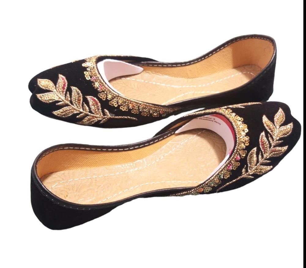 Women's Velvet Embroidered Khussa